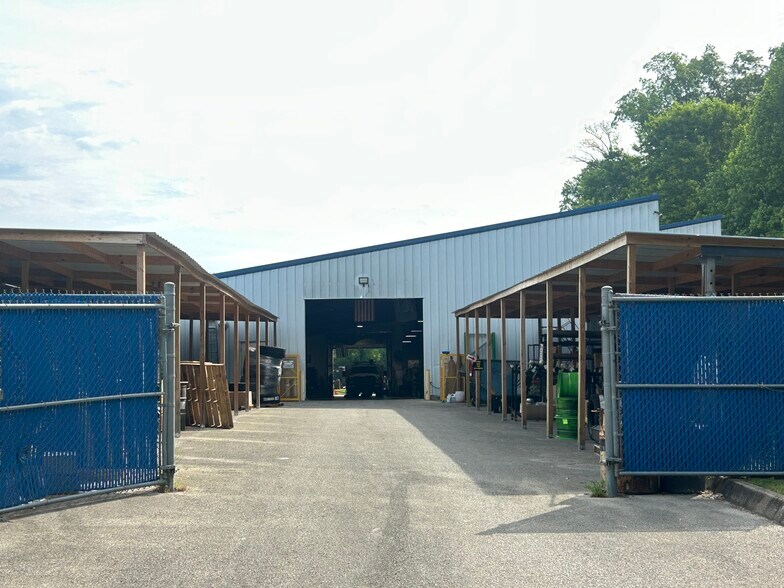 More Photos Of 8812 Kingston Pike, Knoxville Warehouse For Lease