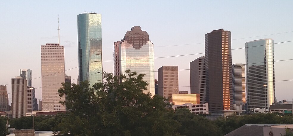 More Photos Of 1920 N Memorial Way, Houston Loft Creative Space For Lease