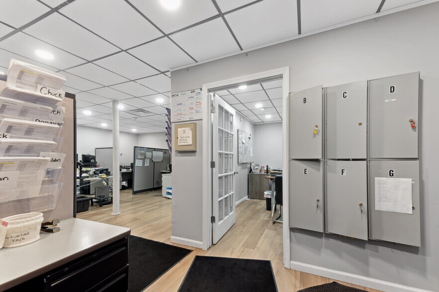 More Photos Of 23940-23948 Eureka Rd, Taylor Freestanding For Sale