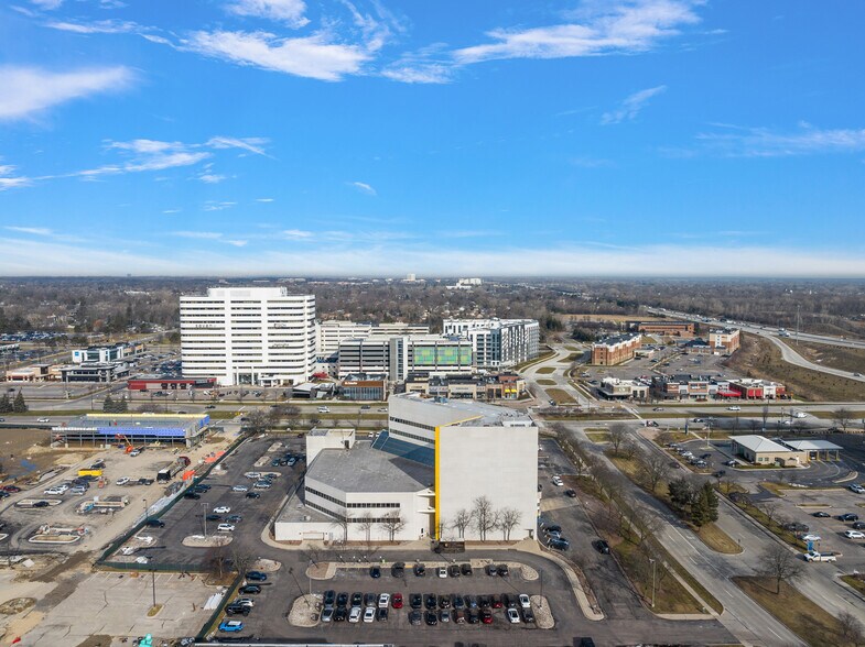 More Photos Of 801-803 W Big Beaver Rd, Troy Office For Lease
