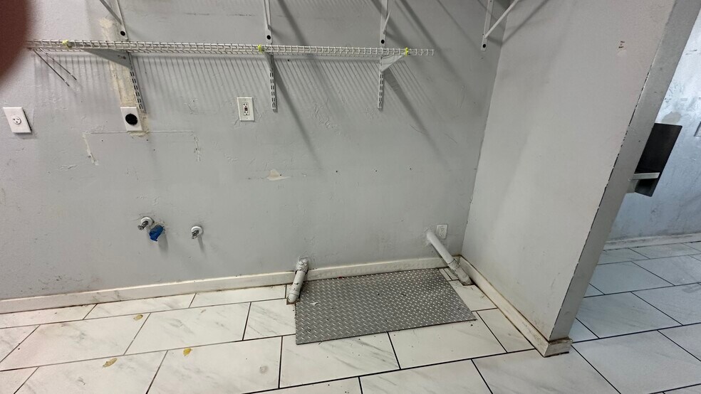 More Photos Of 12662-12678 SE 38th St, Bellevue Storefront For Lease