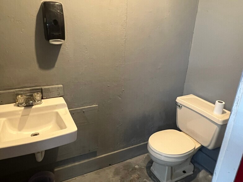 More Photos Of 285 Head Dr, Cleveland General Retail For Sale