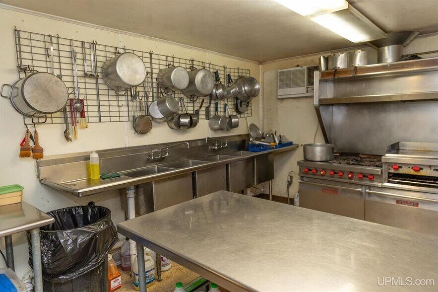 More Photos Of 824 N 3rd St, Marquette Specialty For Sale