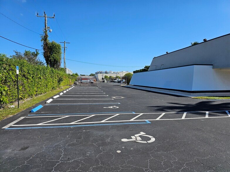 More Photos Of 2110 N Florida Mango Rd, West Palm Beach Office For Lease