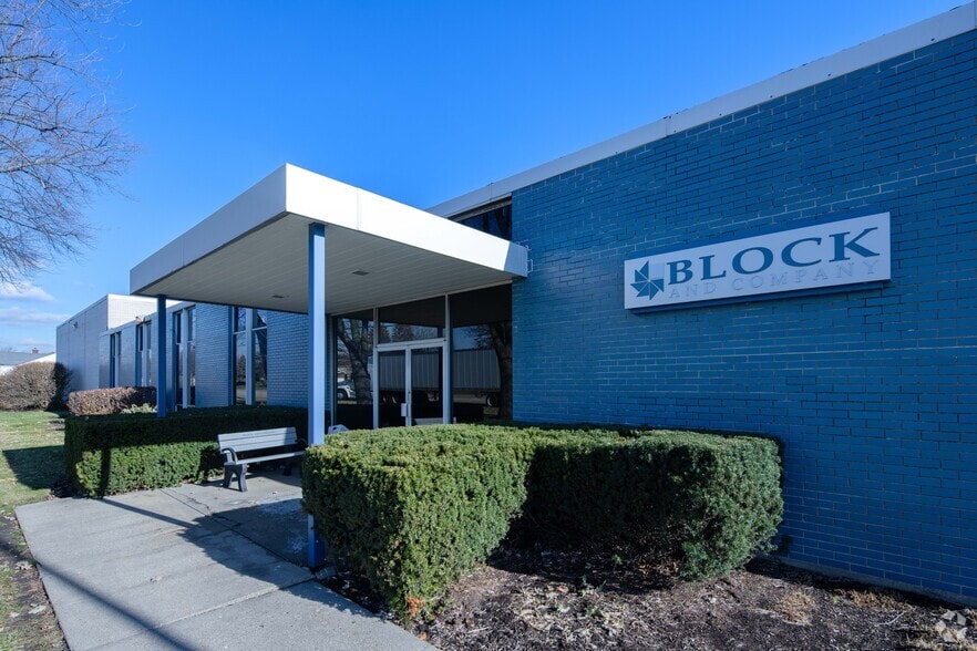 More Photos Of 1111 S Wheeling Rd, Wheeling Warehouse For Lease