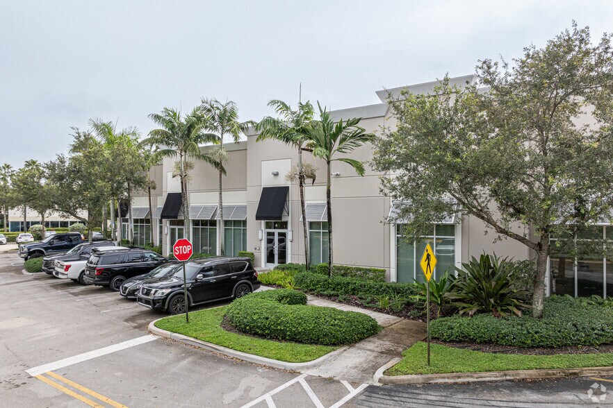 More Photos Of 306 International Pky, Sunrise Warehouse For Lease