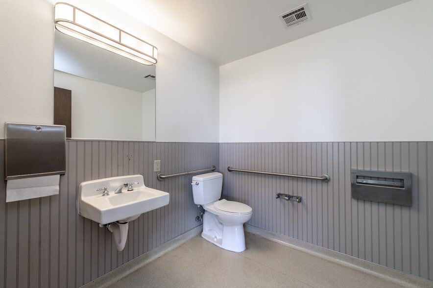 More Photos Of 380-384 Clinton St, Costa Mesa Manufacturing For Lease