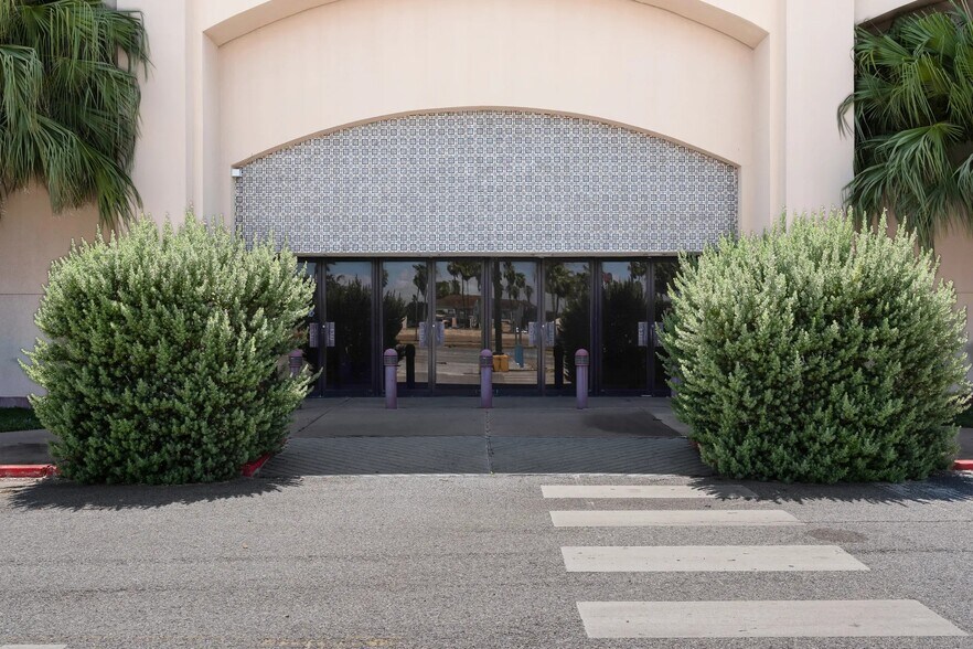 More Photos Of 2000 S Expressway 83, Harlingen Department Store For Lease