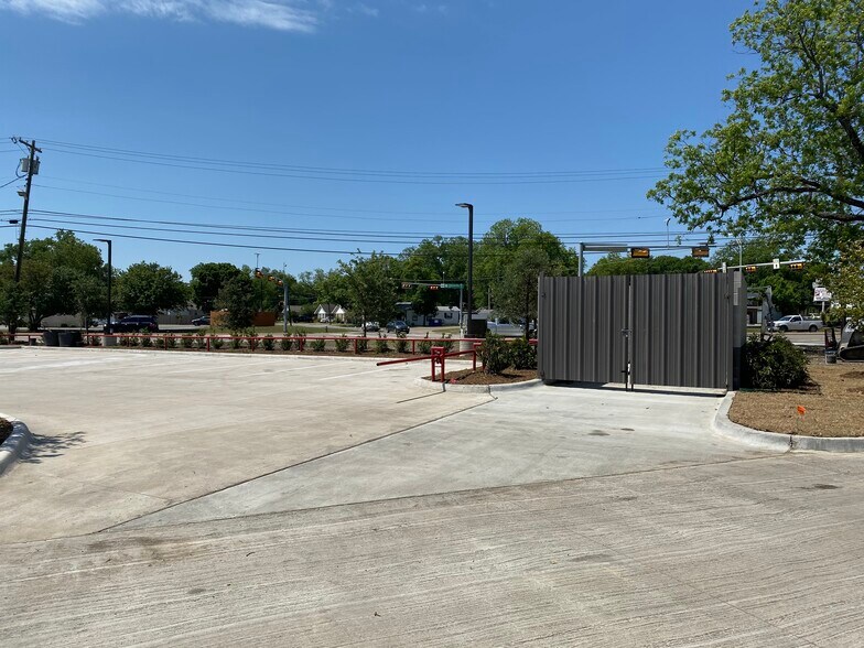 More Photos Of 316 W University Dr, McKinney Flex For Lease