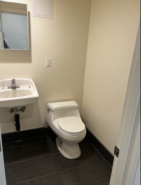 More Photos Of 2903 1/2 Honolulu Ave, Glendale General Retail For Lease