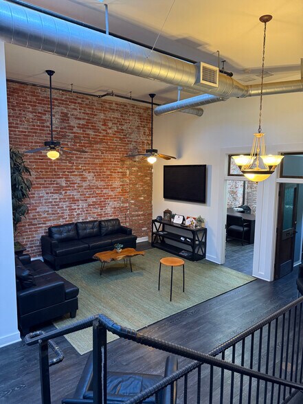 More Photos Of 472-476 E Main St, Ventura Storefront Retail Office For Lease