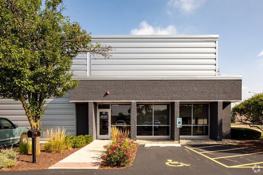 More Photos Of 825-845 W Hawthorne Ln, West Chicago Manufacturing For Lease