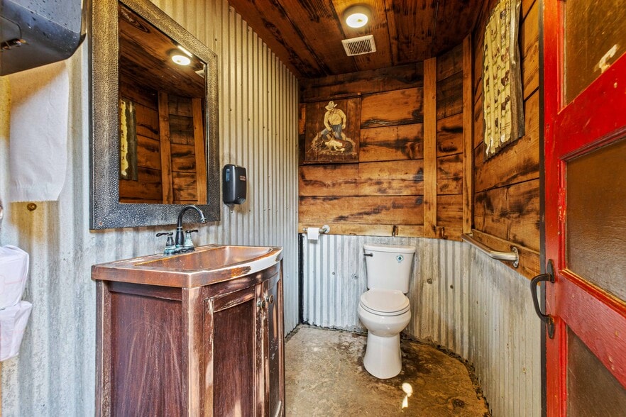 More Photos Of 30048 Yosemite Blvd, La Grange Bar For Sale