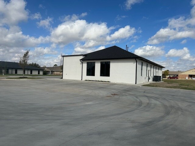 More Photos Of 1010 S Santa Fe Ave, Moore Office For Lease