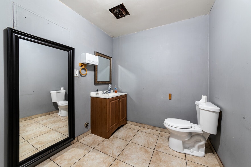 More Photos Of 6701-6709 11th Ave, Los Angeles Warehouse For Lease