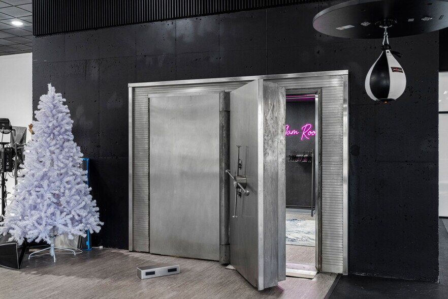 More Photos Of 18401 US Highway 19 N, Clearwater Office For Sale