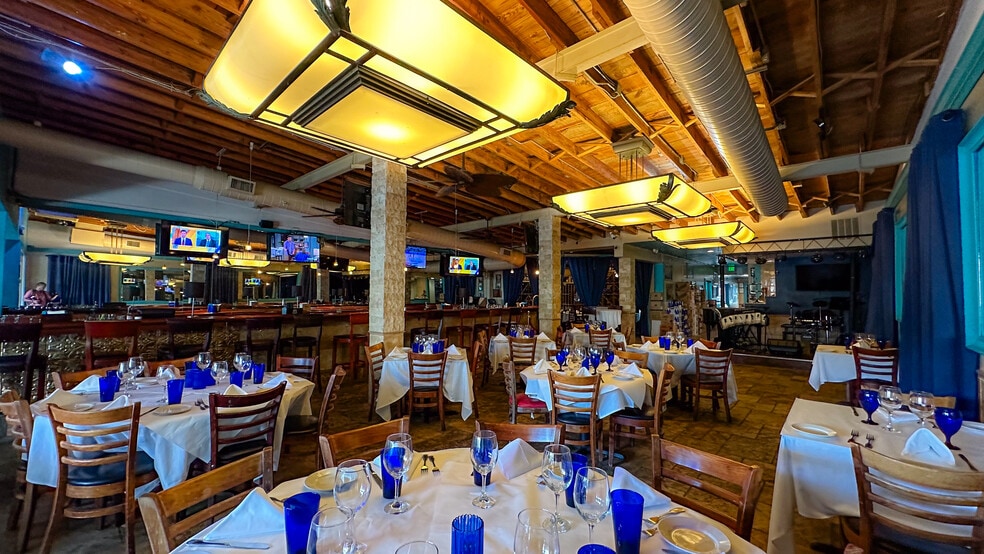 More Photos Of 852-862 5th Ave S, Naples Storefront For Sale