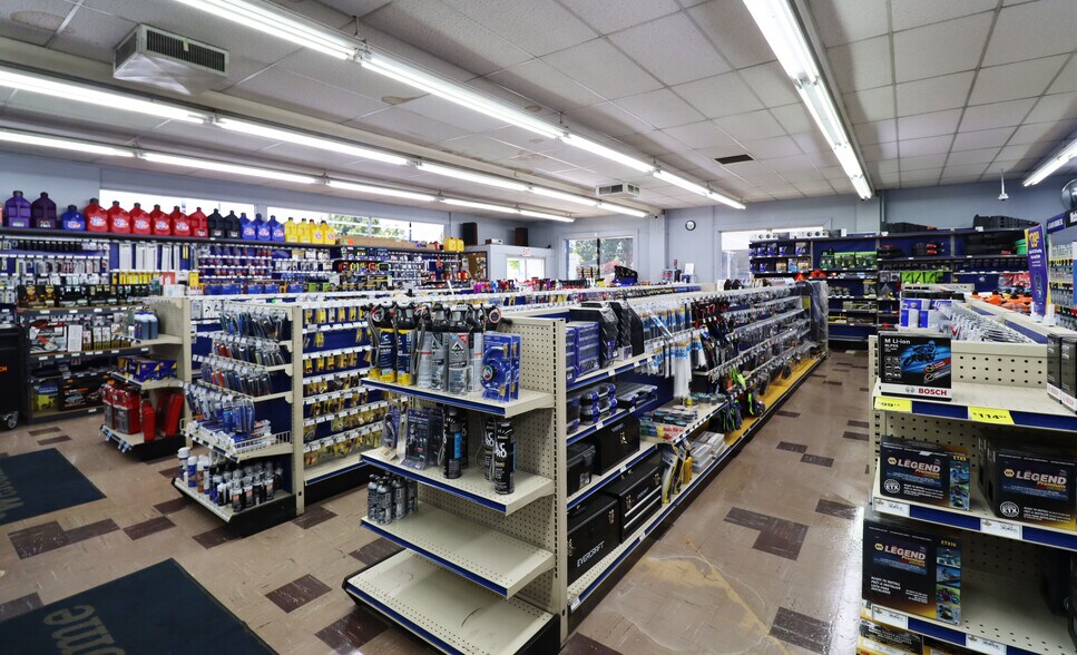 More Photos Of 104 S Pacific Hwy, Cottage Grove Storefront For Sale