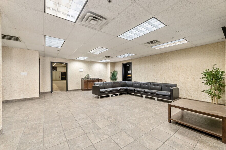 More Photos Of 940 N I-35 E, Lancaster Auto Dealership For Lease