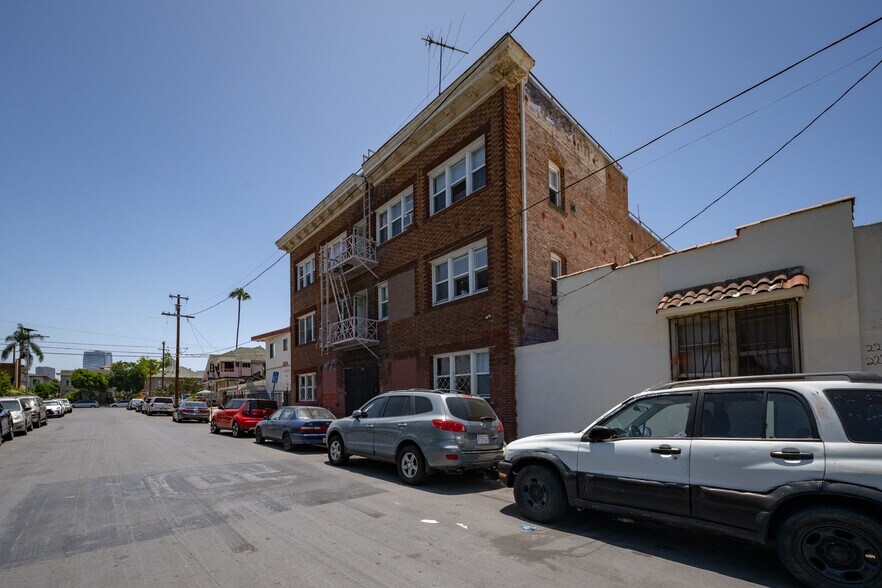 More Photos Of 2222 W 15th St, Los Angeles Apartments For Sale