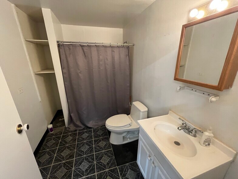 More Photos Of 2641 N Clybourn Ave, Chicago Storefront Retail Office For Lease