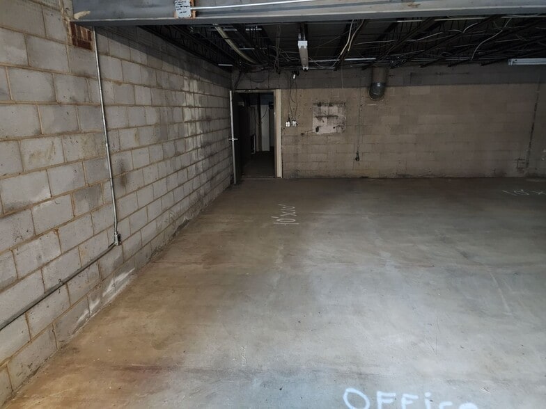 More Photos Of 3441 Brandon Ave, Roanoke Flex For Lease