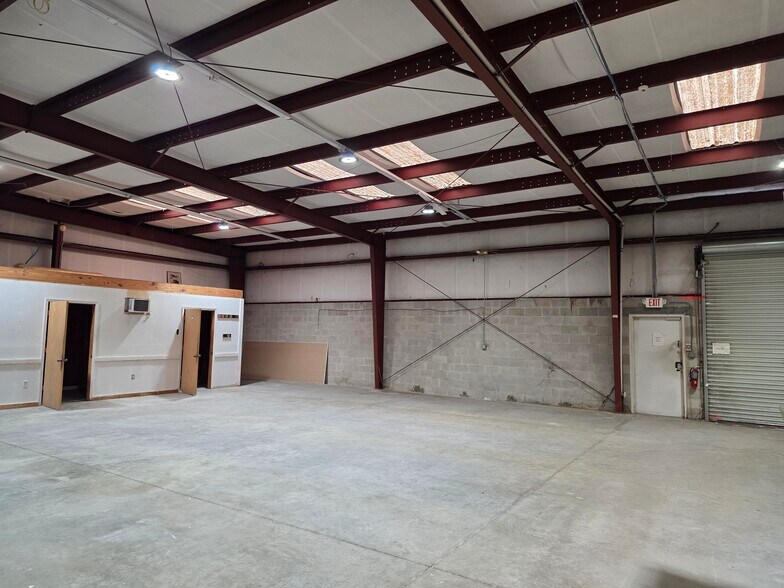 More Photos Of 6800 Edgewater Commerce Pky, Orlando Warehouse For Sale