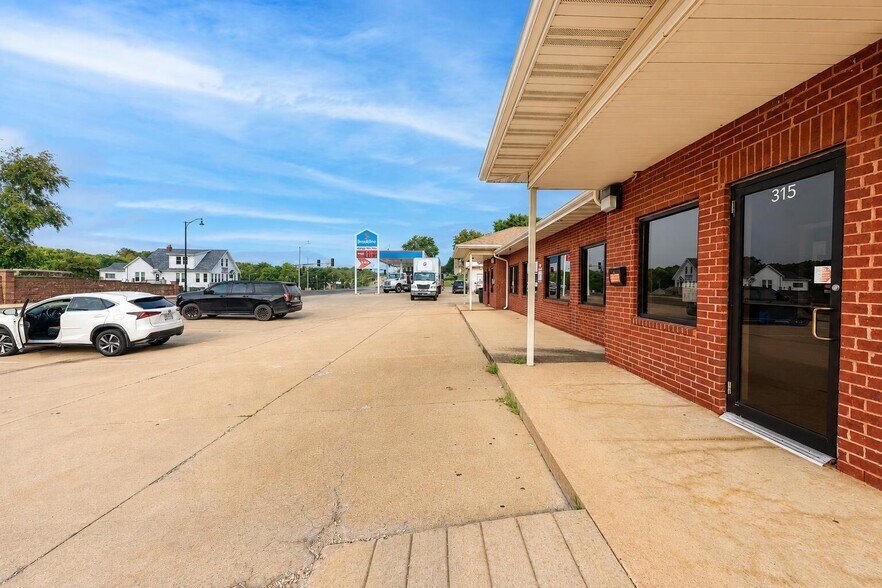 More Photos Of 315-319 W 4th St, Fulton Storefront Retail Office For Lease