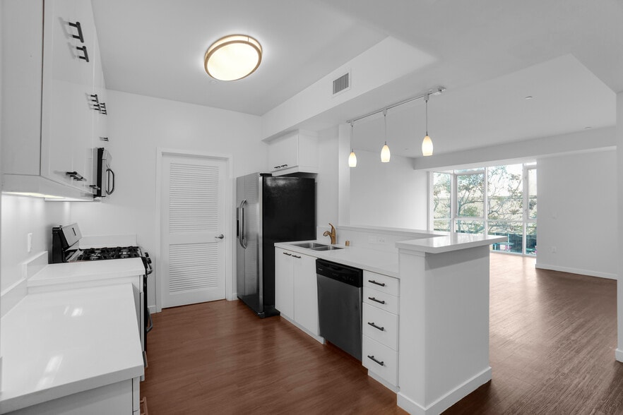 More Photos Of 525 Santa Monica Blvd, Santa Monica Apartments For Sale