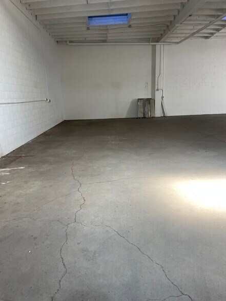 More Photos Of 1250 Commercial Ave, Oxnard Warehouse For Lease