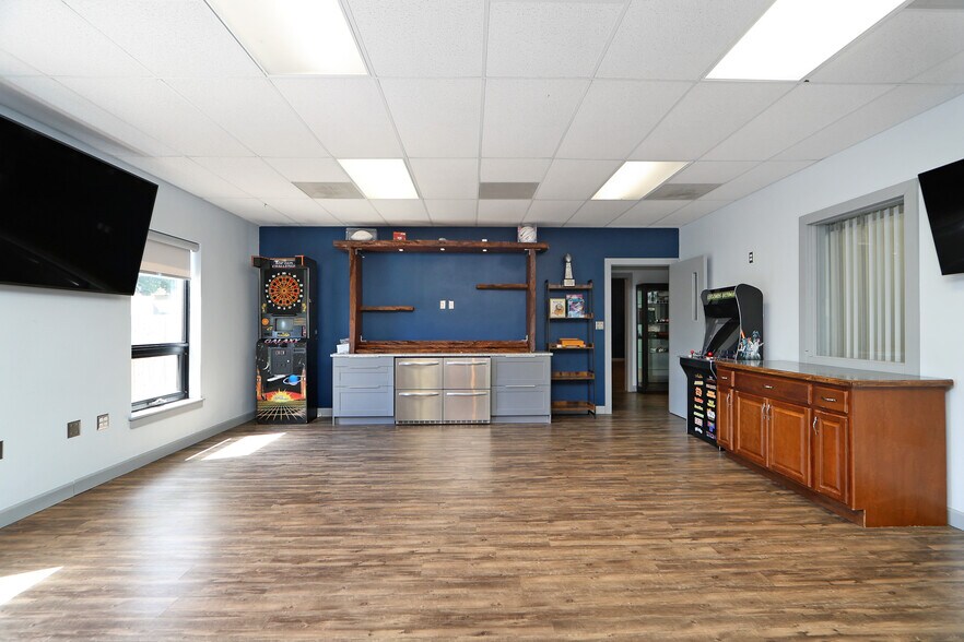 More Photos Of 1125 Westport Dr, Manhattan Office For Lease