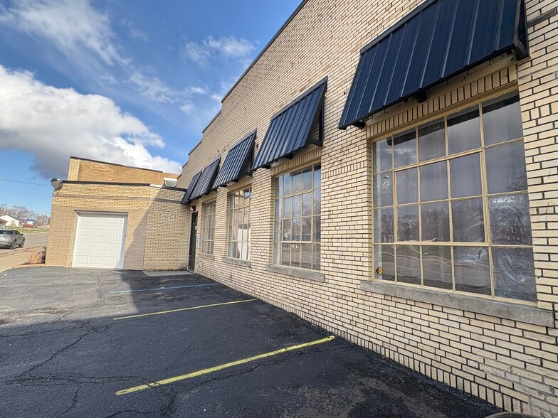 More Photos Of 500 Auburn Rd, Pontiac Warehouse For Lease