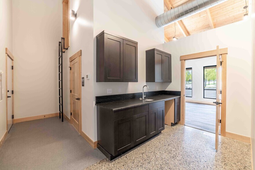 More Photos Of 8512 N Wayne Dr, Hayden Flex For Lease