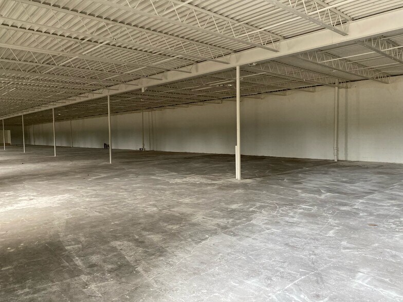 More Photos Of 501-507 E Rock Island Rd, Grand Prairie Industrial For Lease