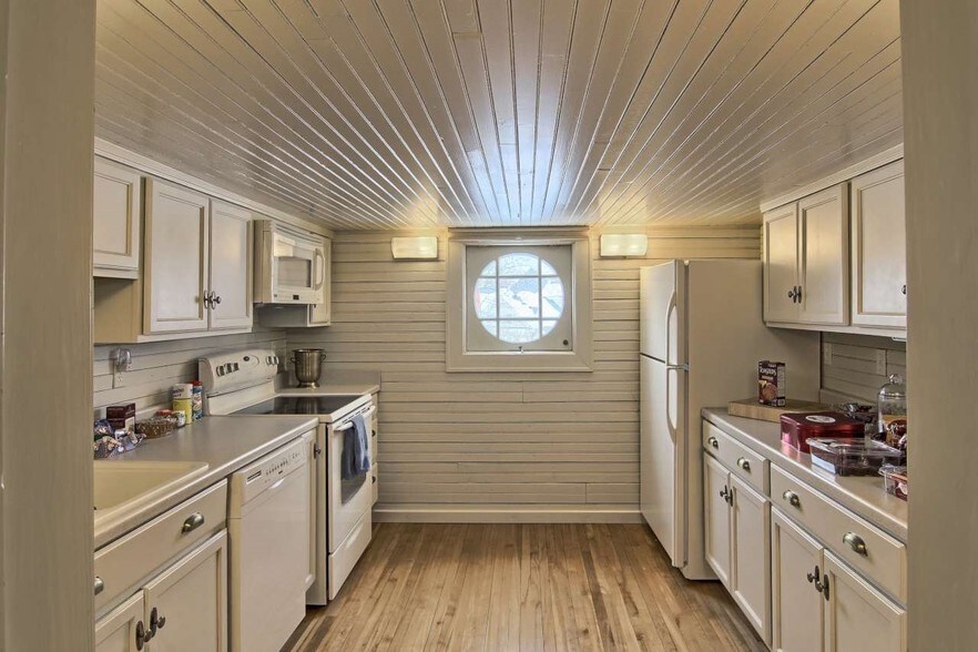 More Photos Of 230 Wellington St, Traverse City Hospitality For Sale