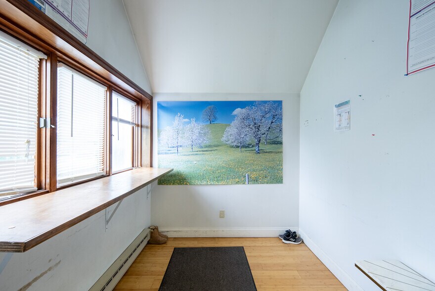 More Photos Of 1221 Altamont Ave, Schenectady Office For Sale