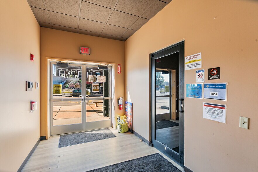 More Photos Of 425 W State St, Sycamore General Retail For Sale