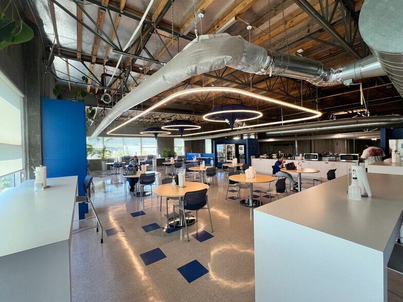 More Photos Of 7525 N Lockheed Dr, Burbank Distribution For Lease