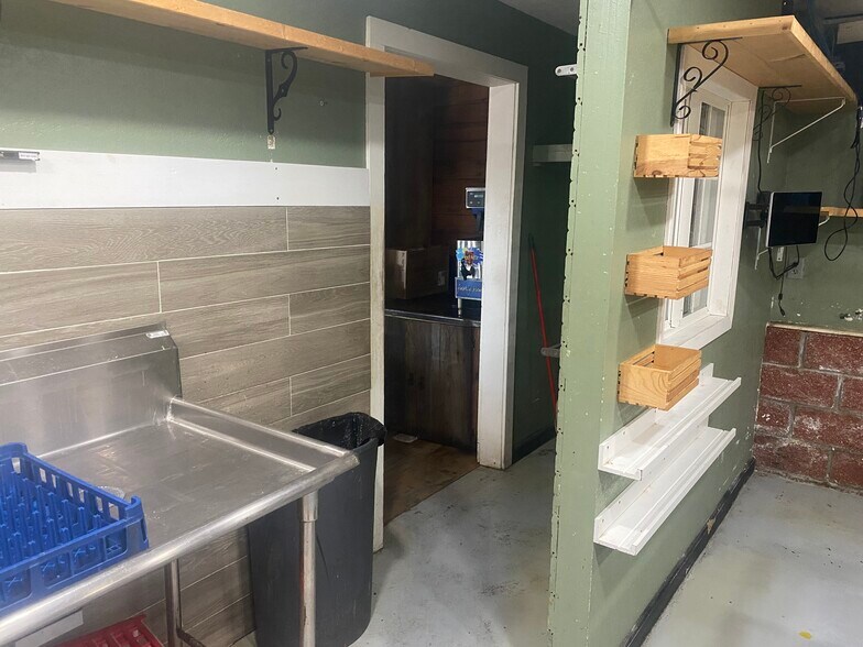 More Photos Of 100 Oregon St, Hiawatha Flex For Sale