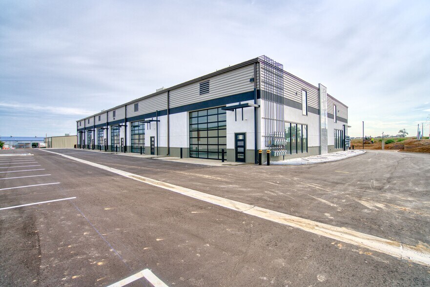 Primary Photo Of 168 Miller Dr, Dacono Flex For Lease