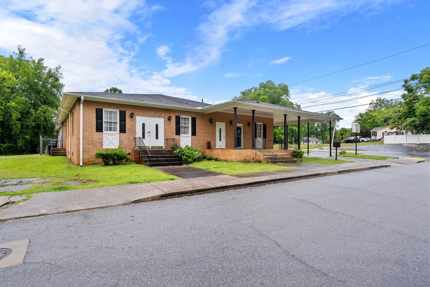 More Photos Of 1401 S Fant St, Anderson Funeral Home For Sale