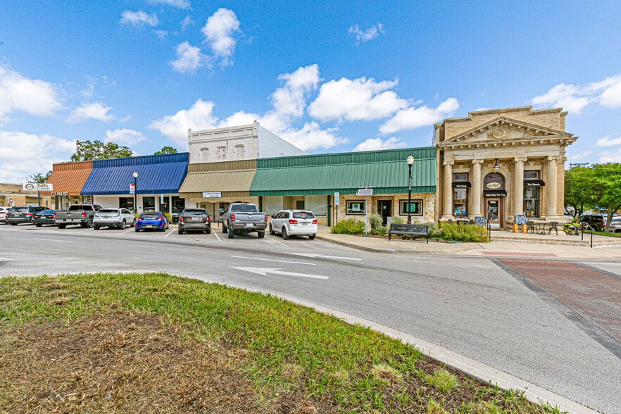 More Photos Of 106 W Grove St, Kaufman Freestanding For Lease