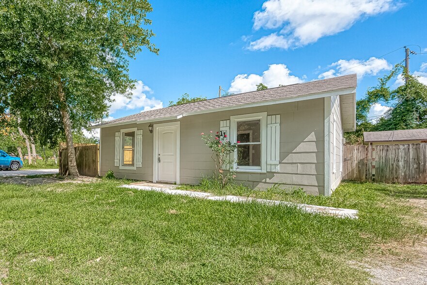 More Photos Of 2207 1/2 Cedar Bayou Rd, Baytown Apartments For Sale