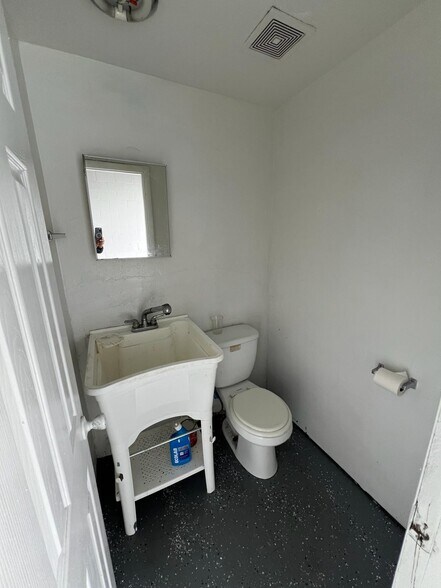 More Photos Of 350-362 NW 27th Ave, Fort Lauderdale Warehouse For Lease