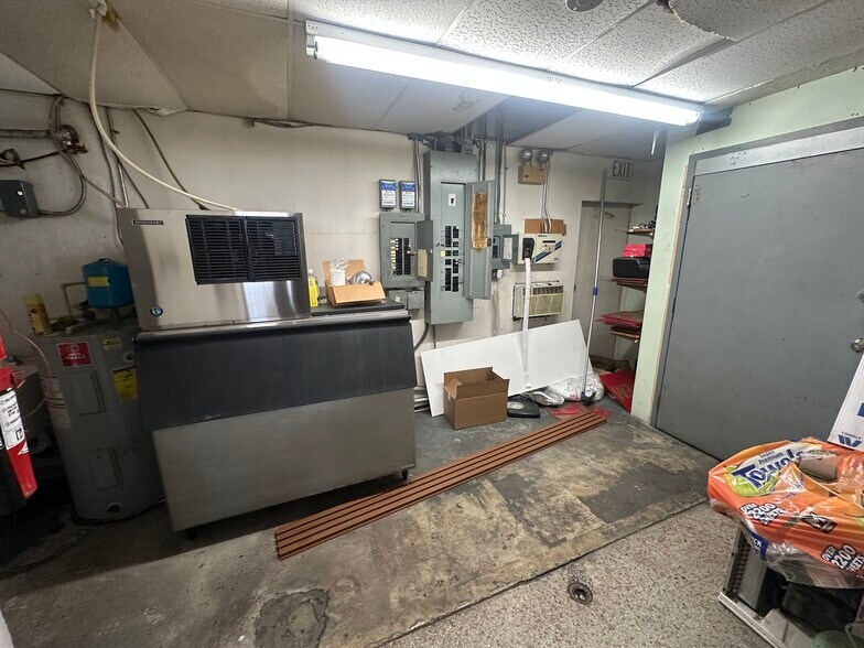 More Photos Of 1345 Kathleen Rd, Lakeland General Retail For Sale