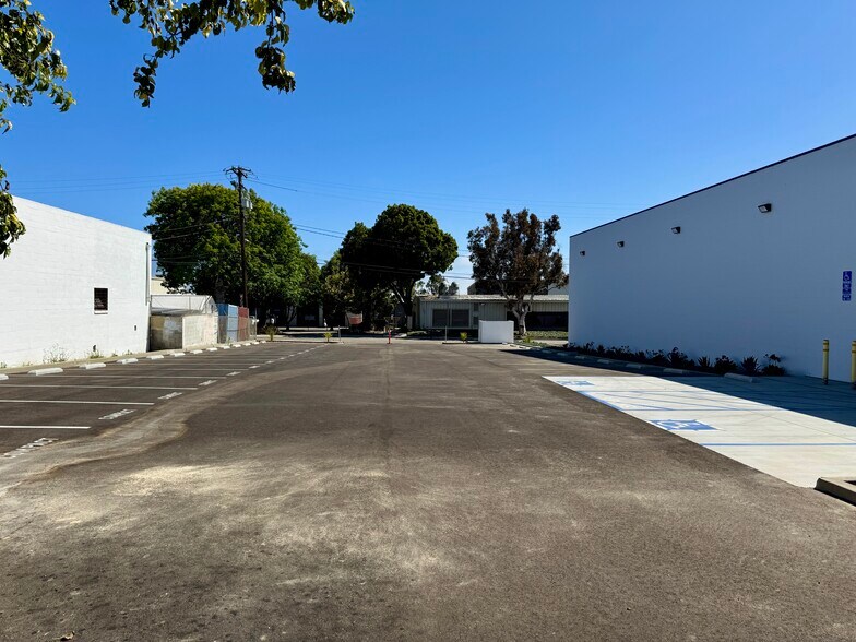 More Photos Of 1350 E Thompson Blvd, Ventura General Retail For Lease