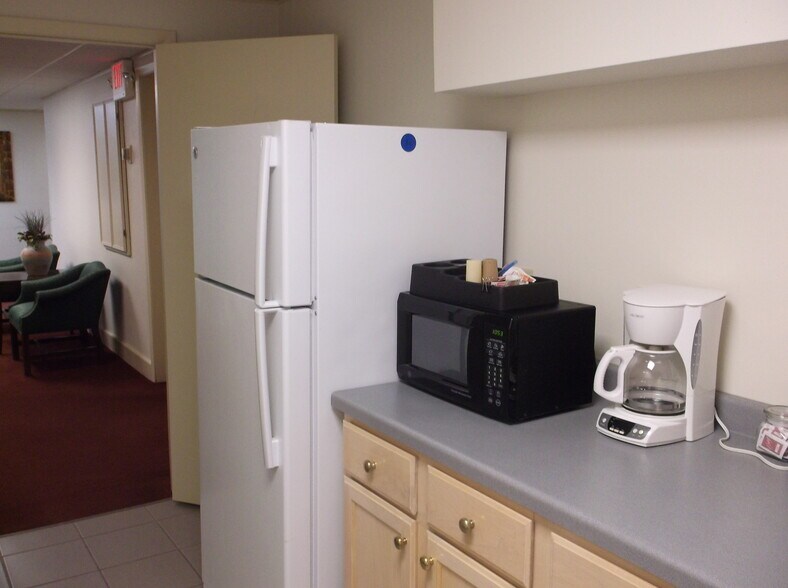 More Photos Of 601 Oregon St, Oshkosh Office For Lease