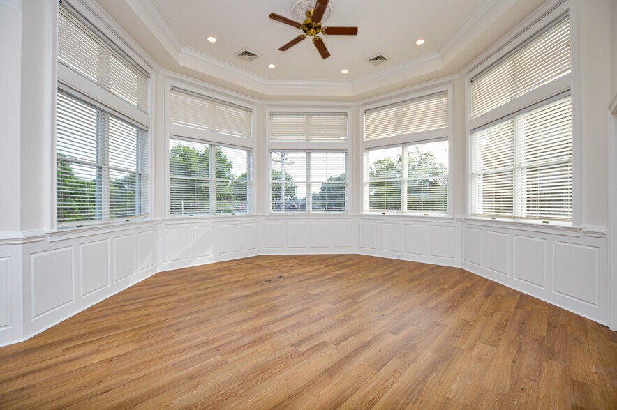 More Photos Of 21000 Torrence Chapel Rd, Cornelius Office Residential For Lease