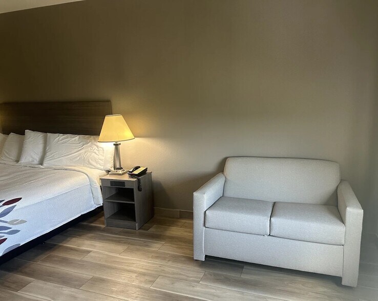 More Photos Of 702 Highway 146 S, La Porte Hotel For Sale