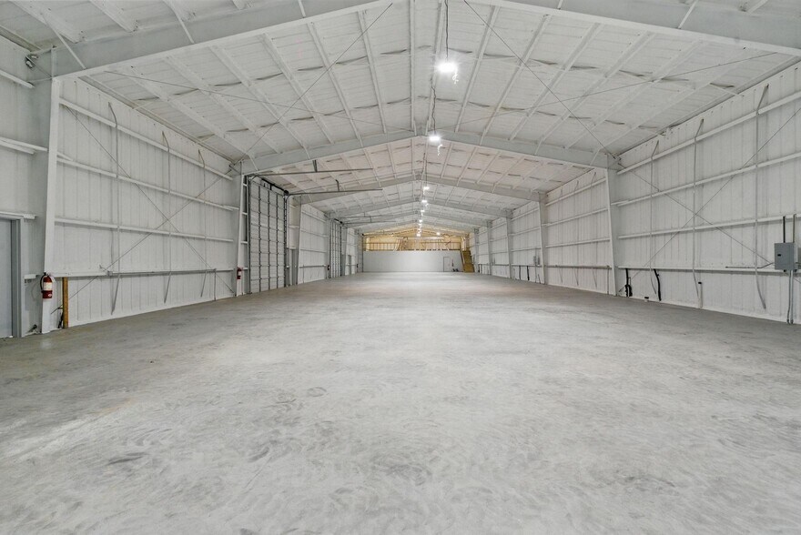 More Photos Of 120 W Scenic Trl, Weatherford Warehouse For Lease